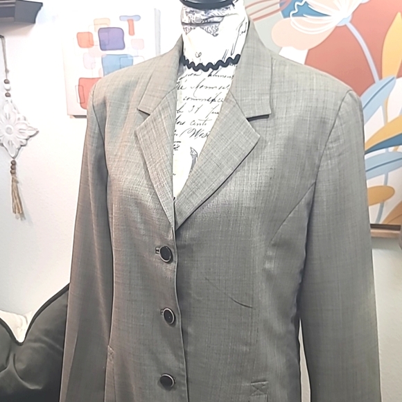 Garfield & Mark's 100% Virgin Wool button front blazer - Picture 2 of 10